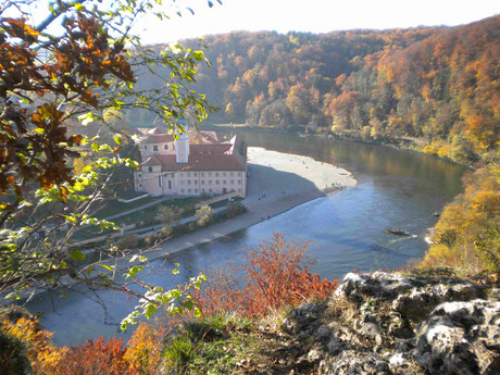 Blick vom Wanderweg auf das Kloster