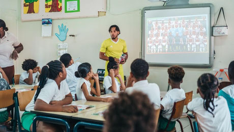 1. Future Coaches geven klassikale lessen over persoonlijke ontwikkeling en milieubewustzijn met behulp van leerboeken en activiteiten. 