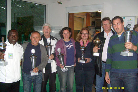 Alle Einzelsieger 2012 mit ihren Wanderpokalen: Peter Annan, Dan Nemes, Hans Graupner, Ana Lazaro, Christine Frymark, Jens Borchers & Jan Dubbel
