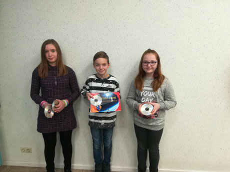 Die Gewinner sind (von links nach rechts): Lena (7. Klasse und zweite Gewinnerin), Bjarne (5. Klasse und erster Gewinner) und Antonia (5. Klasse und dritte Gewinnerin).