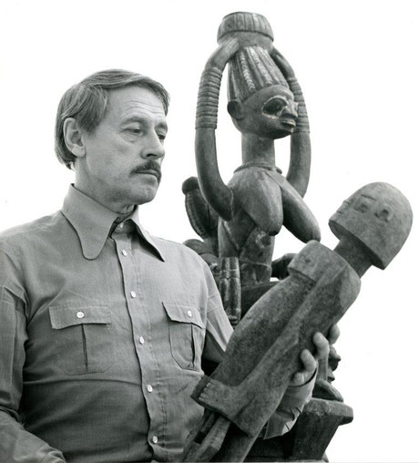 CO Hultén in the 80s, looking at one of his Dogon sculptures. In the background a beautiful Yoruba object.