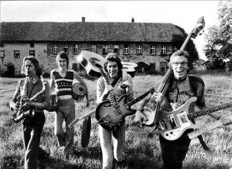 Die Band Kraan Mitte der 70er-Jahre vor dem Hofgut Wintrup. Aufgrund der Abgeschiedenheit konnte die aus Ulm stammende Band dort rund um die Uhr proben. Es zahlte sich aus, denn heute hat Kraan Fans rund um den Globus. Foto: Hinterland-Archiv    