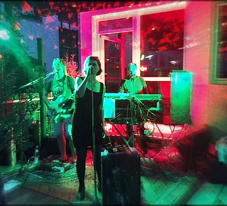 Freakig, psychedelisch und mit lässigem Groove - echter oberschwäbischer Underground. Seit mehr als 30 Jahren rockt Aloha From Gagglyworld die Szene. Am kommenden Samstag geht die Party im Riedlinger Kino ab. Foto: Xutl KRZL
