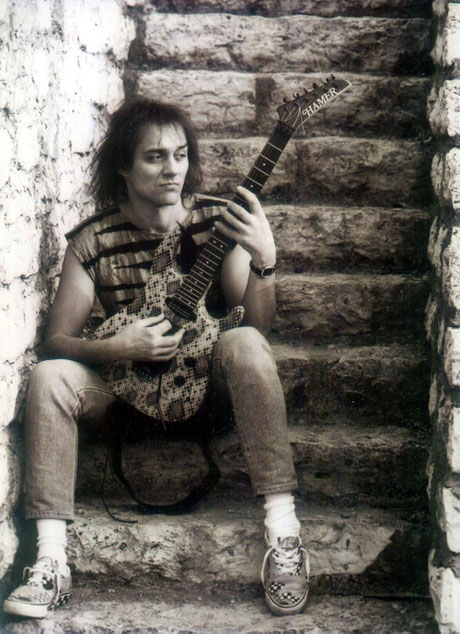 Fotosession 1988 mit Werner Dannemanns "Schlangen-Gitarre". Foto: Promo