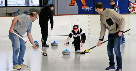 26.03.2017 - Aschaffenburg, Eissporthalle – Schnupperkurs Curling. Foto: Ralf Hettler