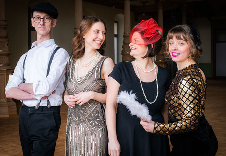Das Styling für mein Künstler-Fotoshooting mit acht Musikern war mit Madlen einfach großartig: professionell, angenehm und einfühlsam. Obwohl ich zuvor noch nie mit einer Visagistin gearbeitet hatte, war ich begeistert, wie sehr gutes Make-up die Wirkung 