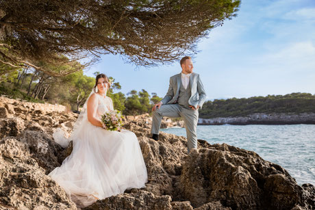 Bucht Fotoshooting Mallorca, Brautpaarstyling auf Mallorca, Destination Wedding, Hochzeitsshooting, After Wedding Styling, After Wedding Shooting, Wassershooting, Airbrush Makeup, Hairstyling, klassisches Makeup, Dresden, Bautzen, Pirna, Meissen, Görlitz
