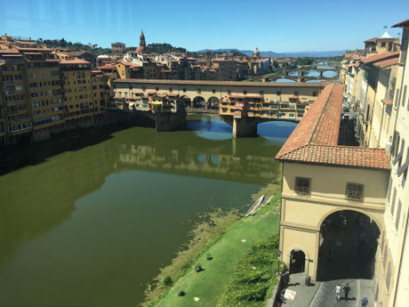 Blick aus der Galerie hinaus auf die berühmte alte Brücke Ponte Vecchio. Als einzige Brücke wurde sie von den Deutschen 1944 verschont und noch heute säumt ein Juwelierladen den anderen auf dem Weg zum Palazzo Pitti