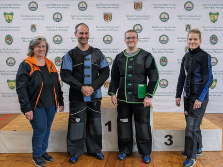Bezirkssportleiterin Ute Siems, Oliver Söhl, Jule Sommerfeld und Kirsten Söhl