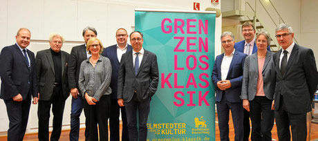 Der Vorstand des Kulturvereins Helmstedt (re.) zu Besuch im Staatstheater. Dabei waren (v.l.) Landrat Gerhard Radeck, Orchester-Direktor Martin Weller, Srba Dinic, Intendantin Dagmar Schlingmann, Bürgermeister Wittich Schobert, SBK-Direktor Tobias Henkel.