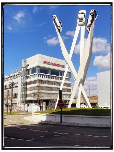 Blick vom Museum über den Kreisverkehr auf das Porschegebäude