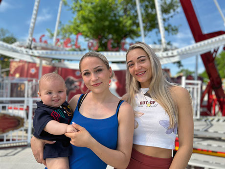 Madlin Rosner (Mitte) mit ihrem Sohn und Joelin Krämer (rechts)