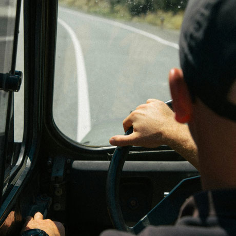 Un homme qui se forme aux risque routier 