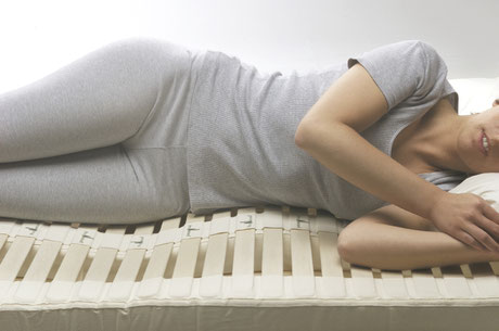 Ergonomiezone Schlafsystem Novaflex, auf Naturlatex gelagerte Lamellen gehen mit jeder Bewegung mit