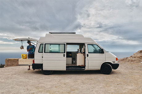 vw bus, t4, bulli, selbstausbau. outdoorküche, heckauszug, auszugschiene, schublade, hochdach, wohnmobil, campervan, caravan, küche, spülen, solaranlage