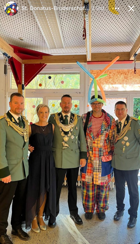 Quelle: FB Donatus-Pesch / von links: Minister Bastian Bodewein, Königin Yvonne und König Thomas Türks und Minister Christoph Türks