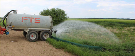 14 cbm Wasser wurden per Fass von einem Landwirt in das Gewässer ausgebracht