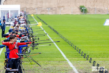 Foto: World Archery / Buntes Bild bei grauem Nieselwetter: Der Trainingstag bei der Bogen-WM.