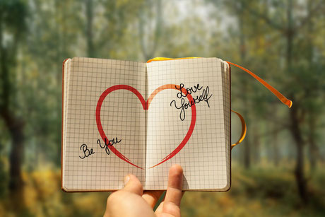 Tagebuch mit Herz-Zeichnung Love Yourself Symbolbild Selbstwert-Training