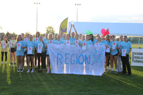 Siegreiche U16 Mädels-Mannschaft der Region Mitte mit Pauline Ngangoua und Lilly Prentzel