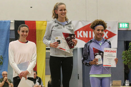 Siegerpodest der Frauen: Mirela Demireva (Platz 2), Christina Honsel (Platz 1), Buse Savaşkan (Platz 3) [Bild: Flyctory, www.flyctory.com]