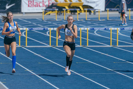 Lilly Prentzel über 400m Hürden (Foto: Marcel Schwering)