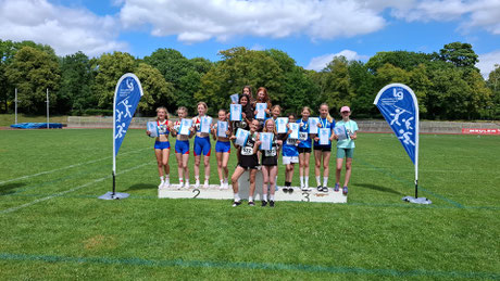 Siegreiche Vierkampfmannschaft des LAZ: Auf dem 1. Platz von links hinten: Ivona Deljanin, Selma Zentner, davor Amira Mohsen, vorne von links: Najla Hrnjic und Karla Marel