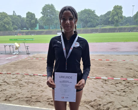 Pauline Ngangoua qualifiziert sich im Dreisprung und über 80m Hürden für die Deutschen Schülermeisterschaften