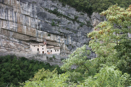 Wow: Wer hat auch diese Kapelle hier in die Wand gemeißelt???