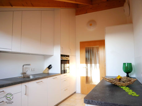 Küche Dachschräge in weiß mit Raumhohen Küchen-Einbauschränken angepasst an die Dachschräge von Schreinerei Holzdesign Ralf Rapp in Geisingen mit integriertem Sitzplatz