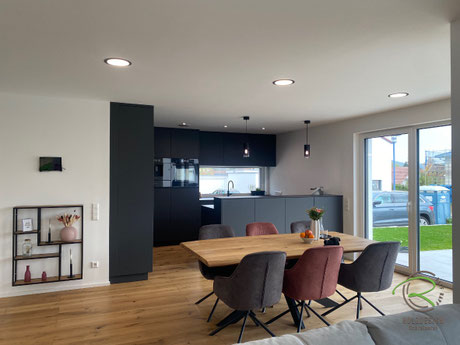 Anthrazit-graue Küche mit Halbinsel mit Quooker Cube black, Bosch Einbaukaffeemaschine u. Erhöhtem Geschirrspüler von Schreinerei Holzdesign Ralf Rapp in Geisingen