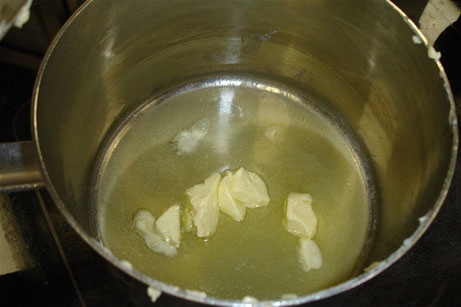 Butter in Kasserolle zerlassen.  