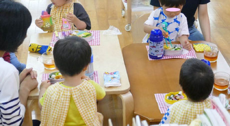 幼児教室のフィオーレコース（2歳児）では、日常生活の練習として、毎回のレッスンで昼食にお弁当をみんなといっしょに食べます。