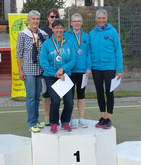 Siegerehrung bei der WS 3. Rechts Annette Kohl, links daneben Sabine Grißmer.