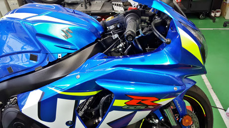 ＧＳＸ－Ｒ１０００のガラスコーティング後のカウルの艶 メタリックトリントンブルー 濃色車の研磨