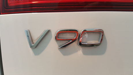 ボルボV90のエンブレムの水垢固着