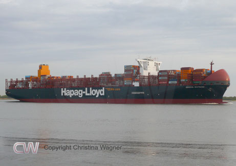 Kurz vor Sonnenuntergang passierte die GENOVA EXPRESS am 27.04.2026 Kollmar in Richtung Nordsee