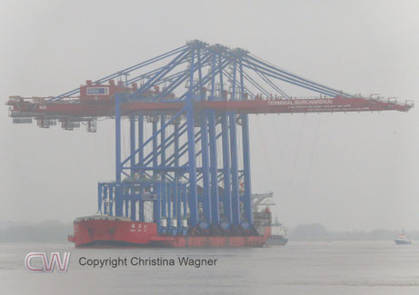 Bei diesigen Novemberwetter schob sich die ZHEN HUA 27 mit drei Containerbrücken am 5.11.2019 auf der Elbe in Richtung Hamburg.
