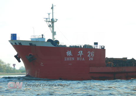 Interessantes Detail: Da die Ladungen die Sicht von der Brücke oftmals behindert, wurde direkt auf dem Bug eine kleine zusätzliche "Beobachtungsbox" platziert.
