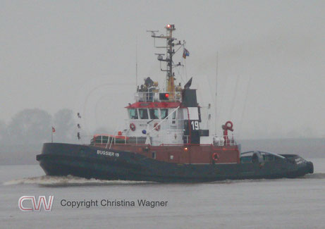 Der Schlepper BUGSIER 19 begleitete die ZHEn HUA 27 bei der Passage der Elbe.