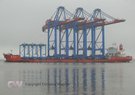 Auf den Bild sind die drei Containerbrücken für Hamburg, sowie die drei Gantry Crane für Damietta gut zu erkennen.