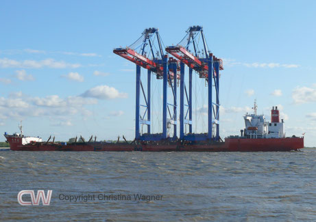 Die beiden Containerbrücken füllten nur einen Teil des 156,42 m langen Ladedecks aus. Allerdings hatte sie auf ihrer Reise zuvor zwei Containerbrücken in Rotterdam entladen.
