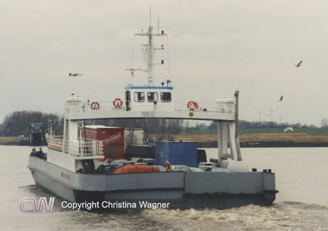 Vollbeladen läuft die WILHELM KROOSS am 4.4.2001 den Anleger Wischhafen an.