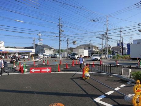 自転車の通行部分は交差点の手前でいったん解除されるので、矢羽根が整備済の「大阪京都線」の連係など望むべくもない。