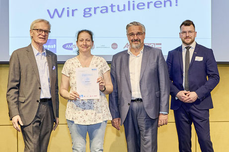 Abschlussfoto mit Urkunde von Teilnehmerin