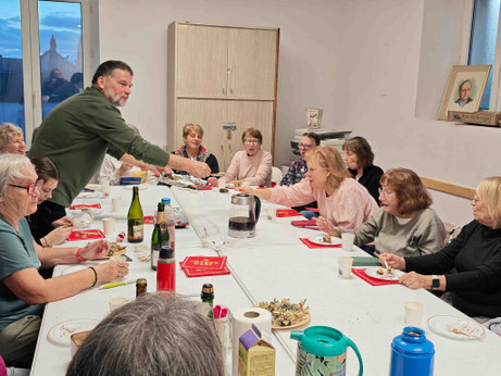 Moment de convivialité devant la Buche de noël 2025