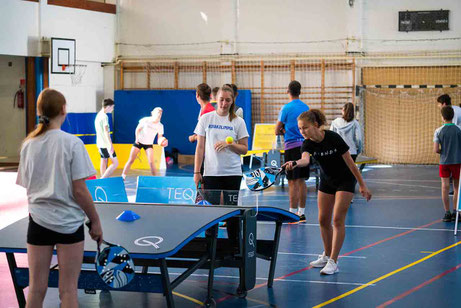 Bild zeigt Schüler beim Teqis an einem TEQ "Smart" Tisch