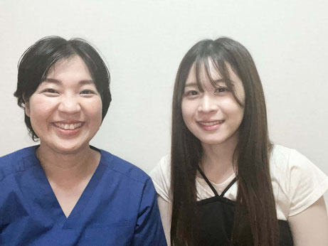 緑の整体院院内にて頭痛患者さんの山上さんが頭痛が改善して笑顔になった時に一緒にとった写真です