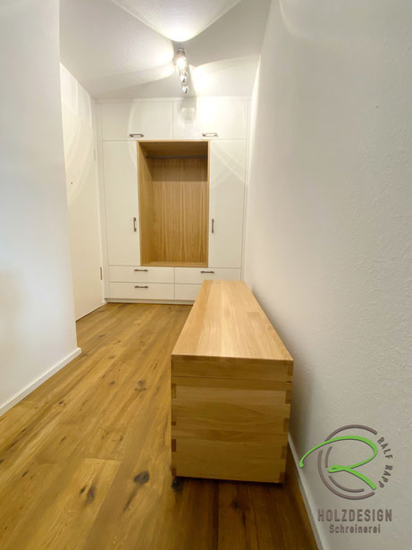 Garderoben nach Maß in weiß u. Eiche massiv von Schreinerei Holzdesign Ralf Rapp in Geisingen, Garderobenschrank in Wandnische in Eiche und weiß mit Sitztruhe, Einbauschrank nach Maß in weiß und Eiche mit Sitzmöglichkeit u. offener Garderobennische