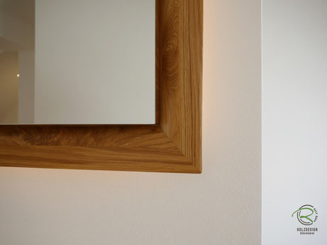 geschwungener Eichen-Spiegelschrank-Rahmen, Glasfachböden in Spiegelschrank Holz, doppelt verspiegelte Spiegelschranktüren, Waschtisch Eiche mit in Wand eingelassenen Spiegelschrank, 3-türiger Eichen Spiegelschrank auf Gehrung gefertigten Spiegelschrank